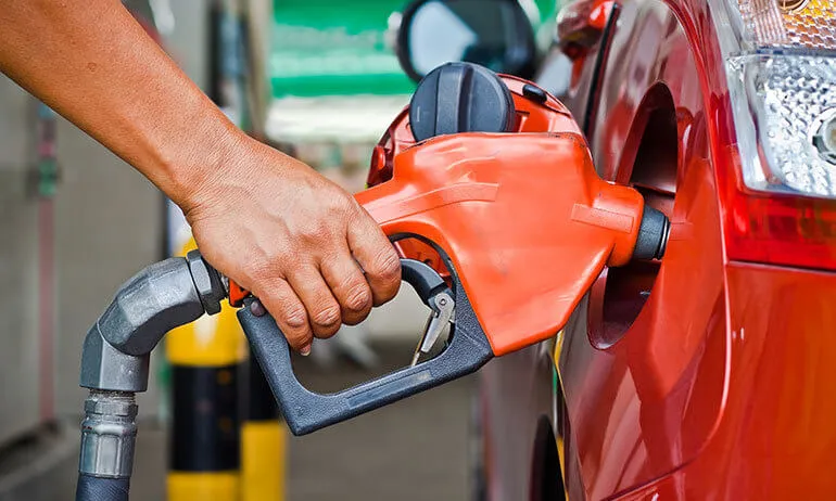 Governo cria subsídio de até R$ 0,89 para segurar preço da gasolina