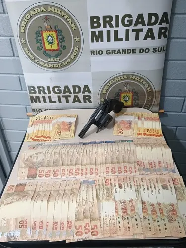 Operação Cerco Fechado/Brigada Militar de Santo Augusto Prende Dois Homens e com eles dinheiro,celular e arma de fogo