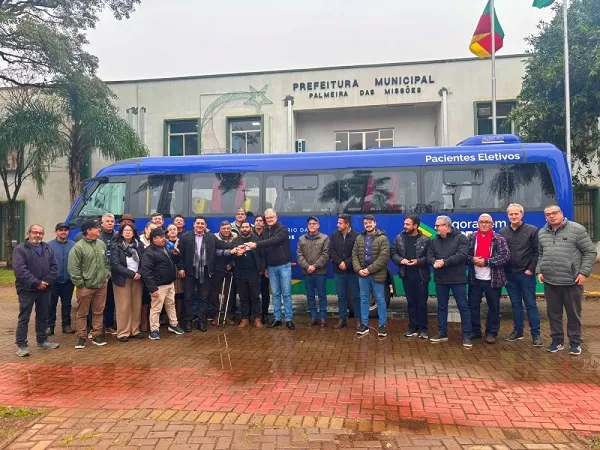Administração Municipal entrega micro-ônibus para transporte de pacientes da Saúde